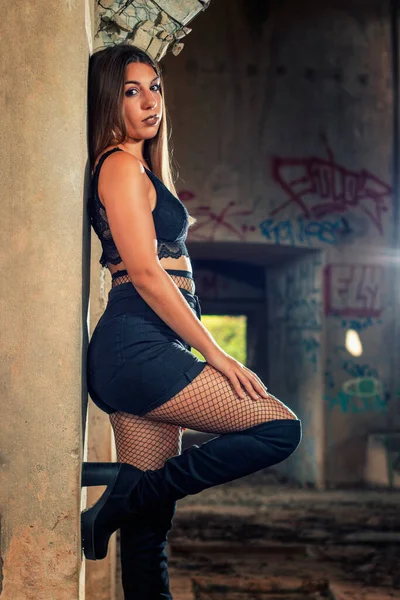 Chica Joven Posando Una Manera Moda Edificio Abandonado Fábrica Usando —  Fotos de Stock