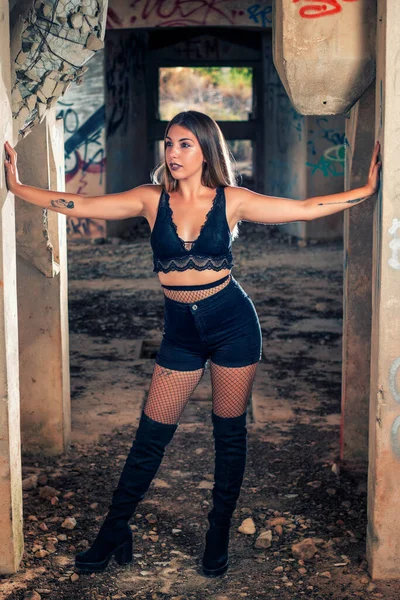 Jeune Fille Posant Manière Mode Sur Bâtiment Usine Abandonné Utilisant — Photo