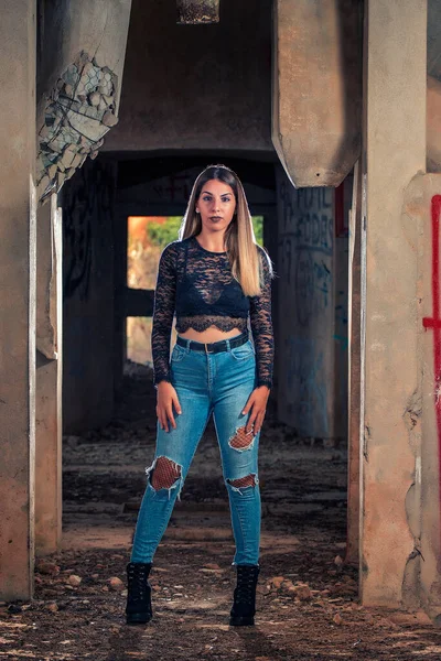 Jong Meisje Poseren Een Mode Manier Een Verlaten Fabriek Gebouw — Stockfoto