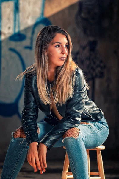 Modelo Con Chaqueta Cuero Jeans Azules Una Fábrica Abandonada Poses — Foto de Stock