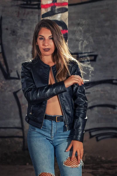 Model Met Leren Jas Blauwe Jeans Een Verlaten Fabriek Sensuele — Stockfoto