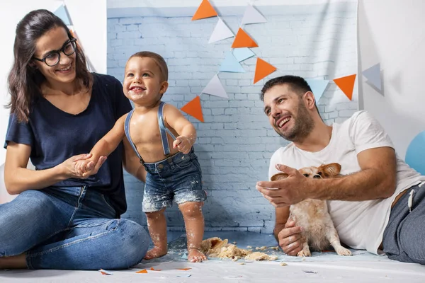 Ebeveynler Bir Yıl Boyunca Oğluyla Partide Oynadılar Tuğla Duvar Kağıdından — Stok fotoğraf