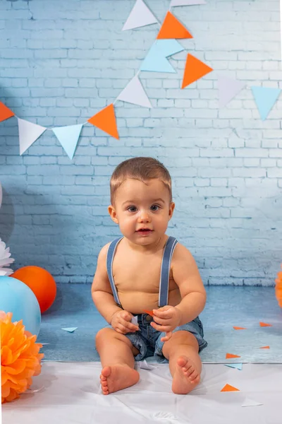リボン レンガの壁紙で構成されたセットを持つ1年間の赤ちゃんの男の子のためのパーティー — ストック写真