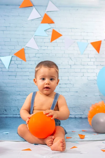リボン レンガの壁紙で構成されたセットを持つ1年間の赤ちゃんの男の子のためのパーティー — ストック写真
