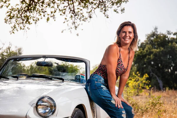 Frau Mit Weißem Cabrio Oldtimer Auf Dem Land Posierendem Modischen — Stockfoto