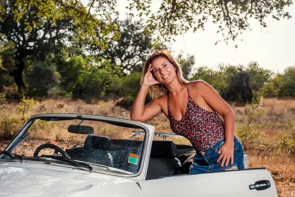 Frau Mit Weißem Cabrio Oldtimer Auf Dem Land Posierendem Modischen — Stockfoto