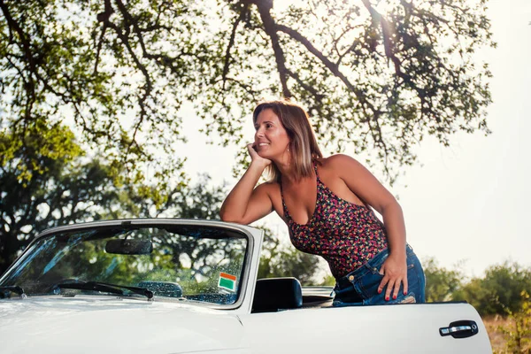 Vrouw Met Witte Converteerbare Vintage Auto Het Platteland Poseren Modieuze — Stockfoto