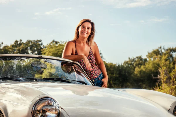 Mujer Con Coche Vintage Convertible Blanco Campo Posar Estilo Vida —  Fotos de Stock