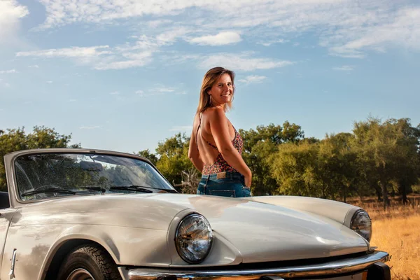 Mujer Con Coche Vintage Convertible Blanco Campo Posar Estilo Vida — Foto de Stock