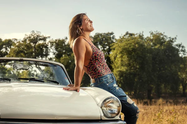 Kvinna Med Vit Cabriolet Vintage Bil Landsbygden Poserar Fashionabla Livsstil — Stockfoto