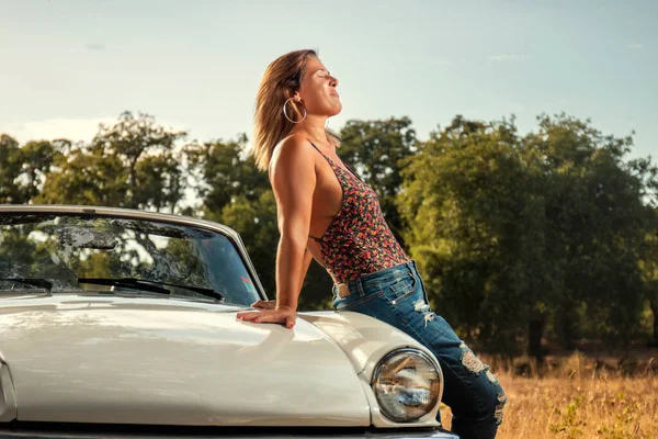 Mujer Con Coche Vintage Convertible Blanco Campo Posar Estilo Vida —  Fotos de Stock