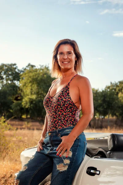 Mujer Con Coche Vintage Convertible Blanco Campo Posar Estilo Vida — Foto de Stock