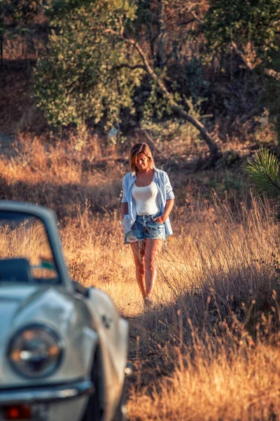 Beyaz Üstü Açık Klasik Arabalı Bir Kadın Kırsalda Yürüyor — Stok fotoğraf
