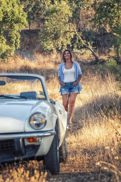 Mujer Con Coche Vintage Convertible Blanco Caminando Por Campo —  Fotos de Stock