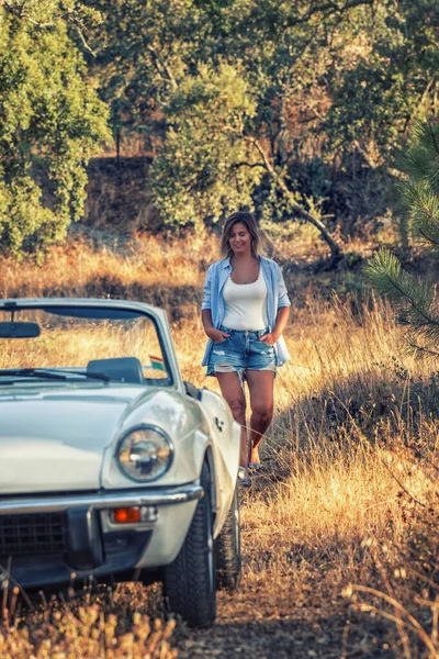 Frau Mit Weißem Cabrio Oldtimer Auf Dem Land Unterwegs — Stockfoto