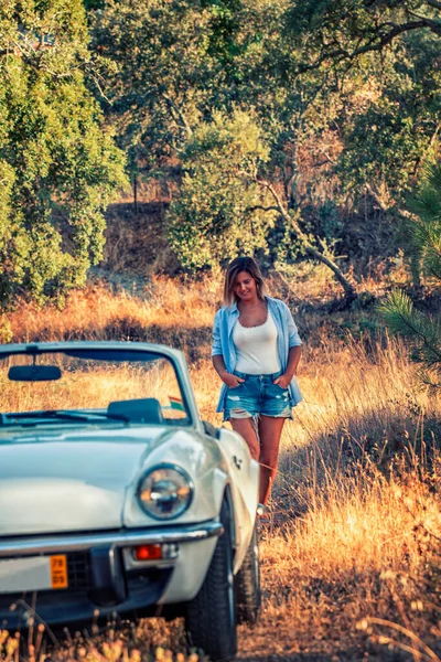 Mulher Com Carro Vintage Conversível Branco Andando Campo — Fotografia de Stock