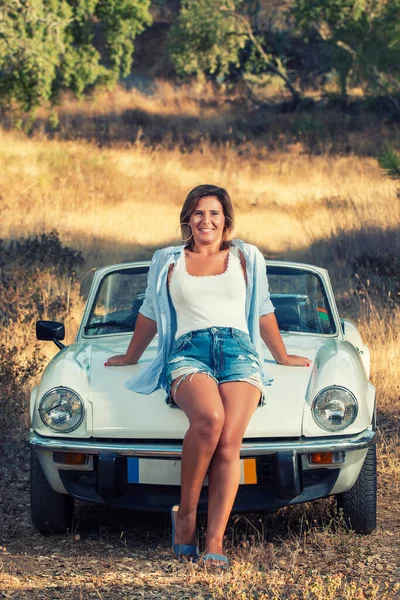 Žena Bílým Kabriolet Vintage Auto Venkově Pózování Módní Životní Styl — Stock fotografie