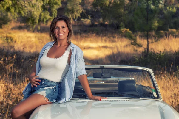 Mujer Con Coche Vintage Convertible Blanco Campo Posar Estilo Vida —  Fotos de Stock