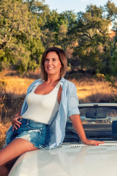 Mujer Con Coche Vintage Convertible Blanco Campo Posar Estilo Vida —  Fotos de Stock