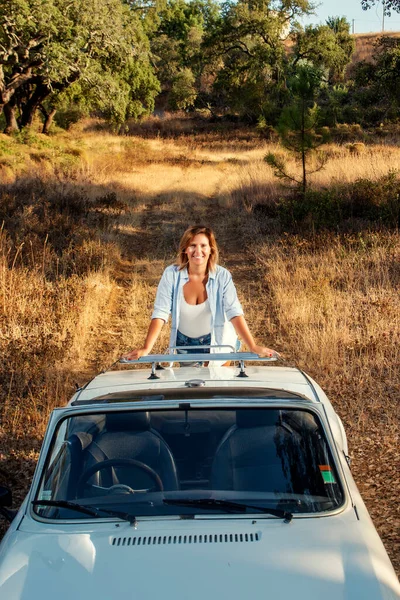 Mulher Com Carro Vintage Conversível Branco Campo Posar Estilo Vida — Fotografia de Stock