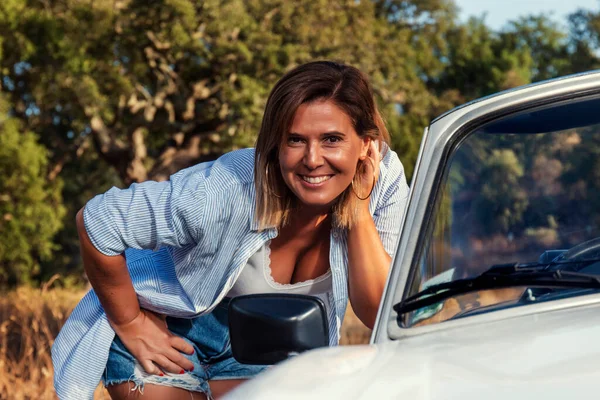 Vrouw Met Witte Converteerbare Vintage Auto Het Platteland Controleren Van — Stockfoto