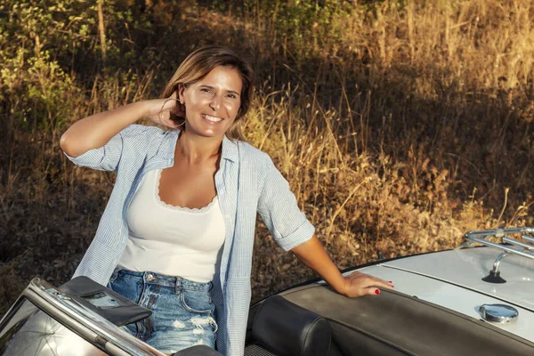 Mujer Con Coche Vintage Convertible Blanco Campo Posar Estilo Vida — Foto de Stock