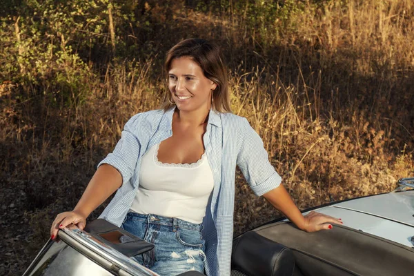 Woman White Convertible Vintage Car Countryside Posing Fashionable Lifestyle — Stock Photo, Image