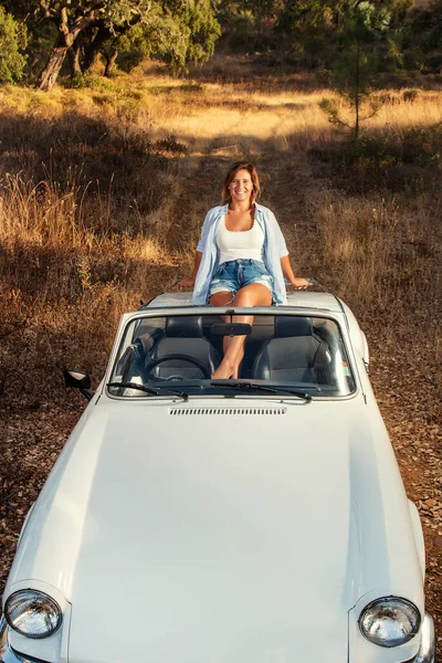 Woman White Convertible Vintage Car Countryside Posing Fashionable Lifestyle — Stock Photo, Image