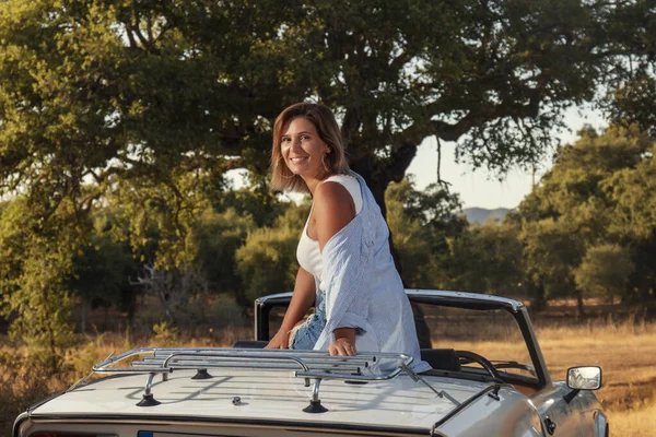 Frau Mit Weißem Cabrio Oldtimer Auf Dem Land Posierendem Modischen — Stockfoto