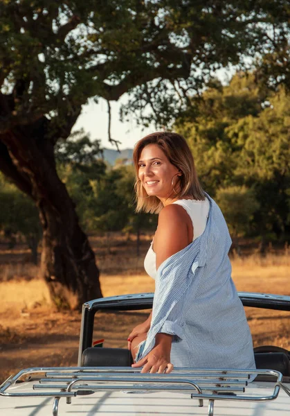 Frau Mit Weißem Cabrio Oldtimer Auf Dem Land Posierendem Modischen — Stockfoto