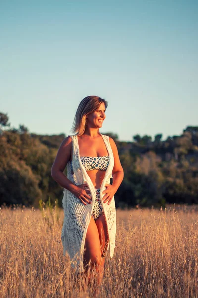 Donna Bikini Campagna Erba Secca Vegetazione Posa Uno Stile Vita — Foto Stock