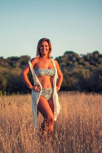 Frau Bikini Auf Dem Land Auf Trockenem Gras Posiert Modischem — Stockfoto
