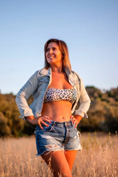 Mujer Bikini Con Pantalones Vaqueros Cortos Chaqueta Campo Vegetación Hierba — Foto de Stock