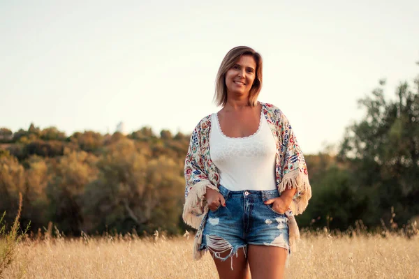 Hermosa Chica Posando Campo Con Jeans Cortos Vegetación Hierba Seca — Foto de Stock