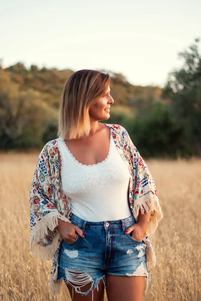 Hermosa Chica Posando Campo Con Jeans Cortos Vegetación Hierba Seca — Foto de Stock