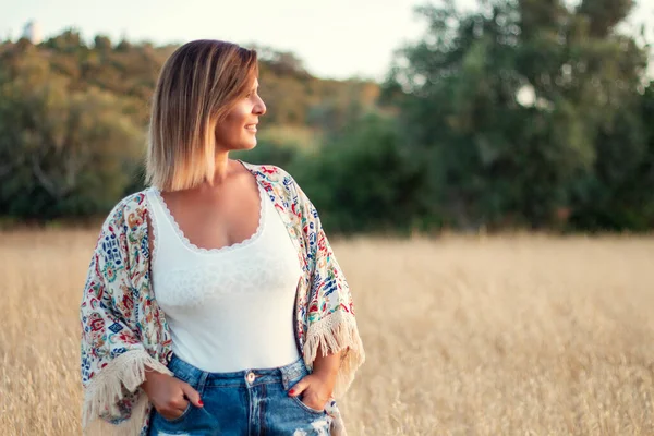 Beautiful Girl Posing Countryside Short Jeans Dry Grass Vegetation — Stock Photo, Image