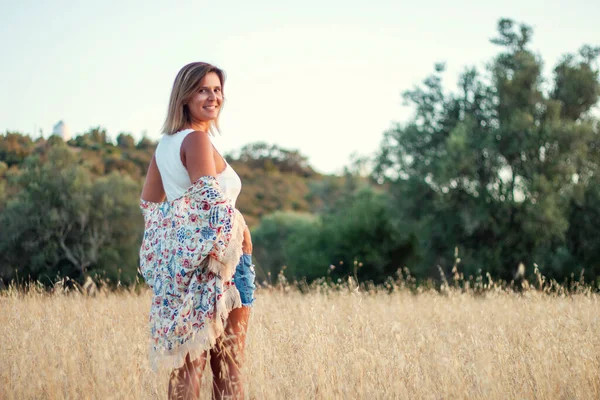 Bella Ragazza Posa Sulla Campagna Con Jeans Corti Sulla Vegetazione — Foto Stock