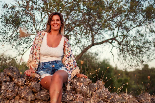 Hermosa Chica Posando Campo Con Vaqueros Cortos Sentados Una Pared —  Fotos de Stock