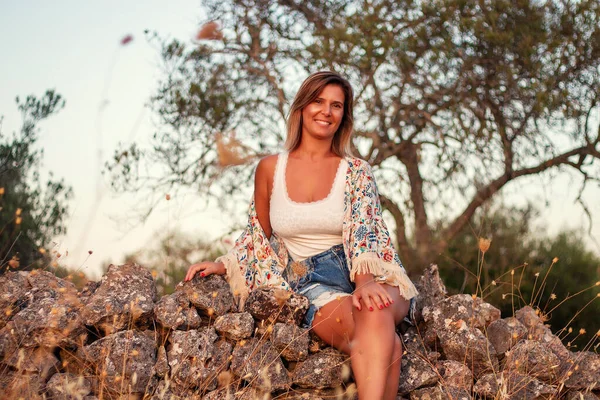 Hermosa Chica Posando Campo Con Vaqueros Cortos Sentados Una Pared — Foto de Stock