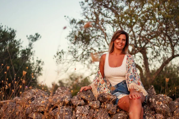 Bella Ragazza Posa Sulla Campagna Con Jeans Corti Seduti Vecchio — Foto Stock