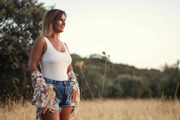 Hermosa Chica Posando Campo Con Jeans Cortos Vegetación Hierba Seca —  Fotos de Stock