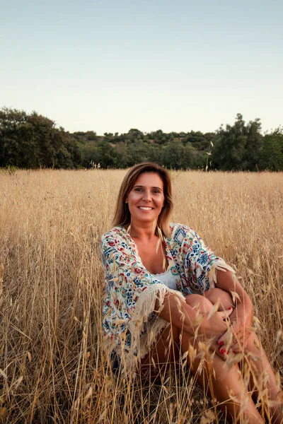 Mooi Meisje Poseren Het Platteland Met Korte Jeans Droge Gras — Stockfoto