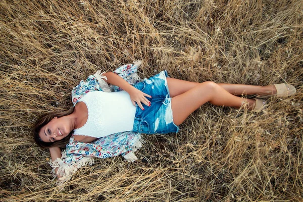 Piękna Dziewczyna Pozowanie Wsi Krótkich Dżinsach Suchej Roślinności Trawy — Zdjęcie stockowe