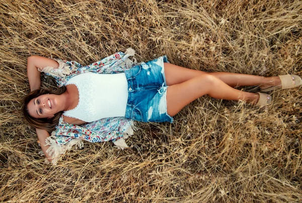 Hermosa Chica Posando Campo Con Jeans Cortos Vegetación Hierba Seca —  Fotos de Stock