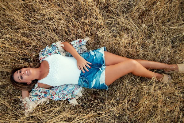 Hermosa Chica Posando Campo Con Jeans Cortos Vegetación Hierba Seca —  Fotos de Stock