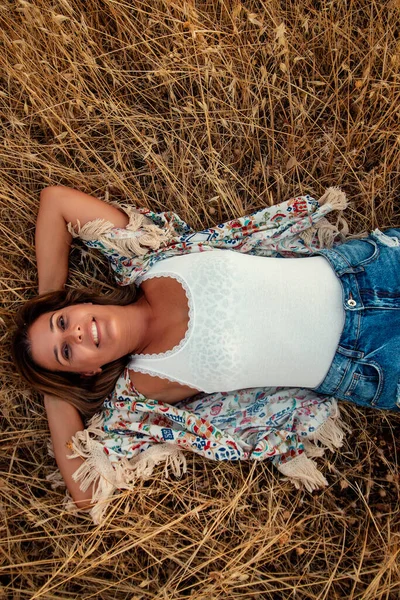 Hermosa Chica Posando Campo Con Jeans Cortos Vegetación Hierba Seca —  Fotos de Stock