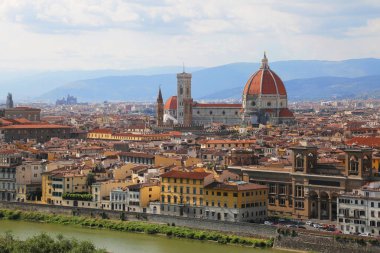 Duomo Santa Maria Del Fiore görünümünü Piazzale Michelangelo Florence (Firenze), Tuscany, İtalya dan haliyle akşam nehre Arno, arasında