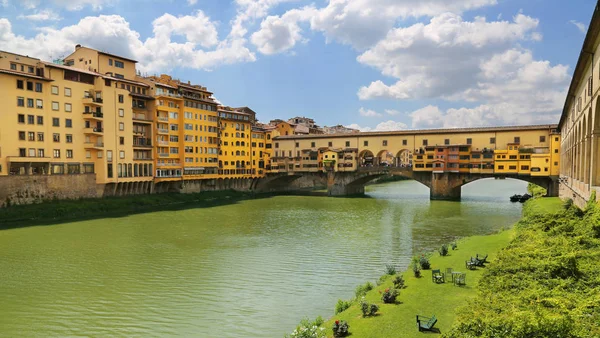 Kilátás Ponte Vecchio Famour Arch Hidat Arno Folyó Florence Firenze — Stock Fotó