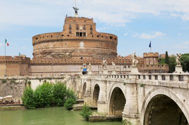 Görünümünü Castel Sant' Angelo genelinde Ponte Sant' Angelo ve Tiber Nehri Roma, İtalya