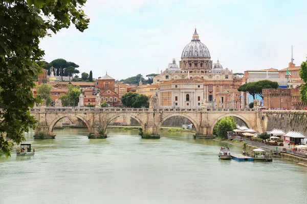 Roma, Italya 'da Tiber Nehri üzerinde Ponte Sant ' Angelo üzerinde St Peter Bazilikası kubbe görünümü